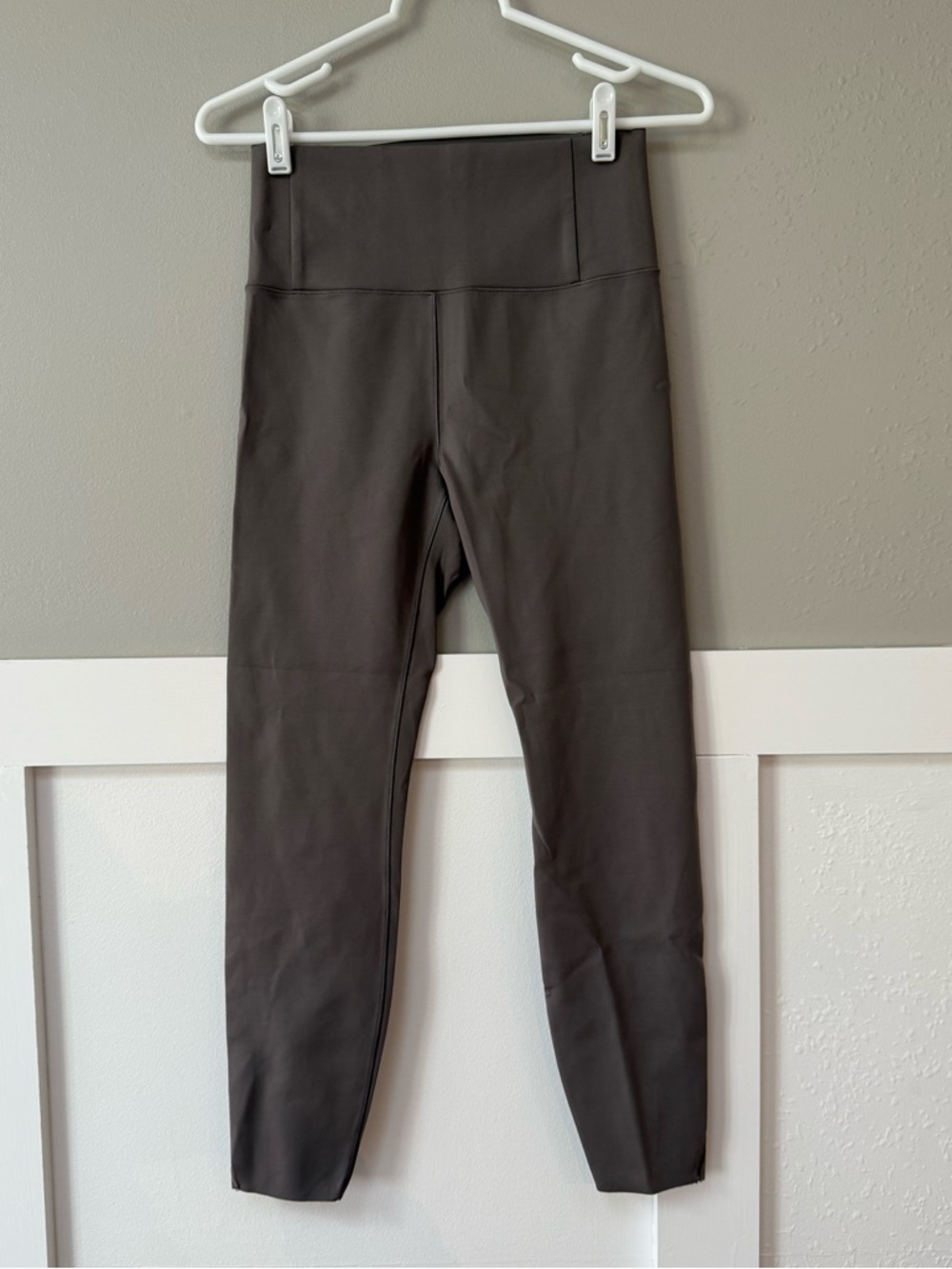 Vuori Evolve Legging in Smoke - Picture 4 of 9